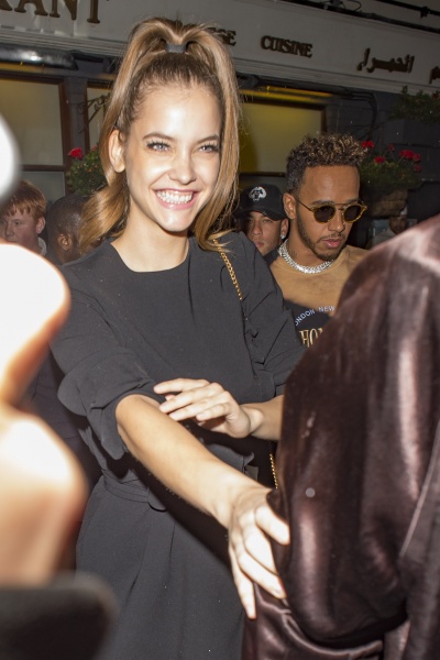 52058994_hqcelebcorner-4.jpg