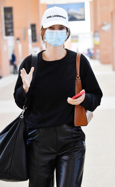 barbara-palvin-arrives-at-venice-airport-for-venice-film-festival-09-01-2021-3_81d55c19beb2869505f4c87068e649cb.jpg