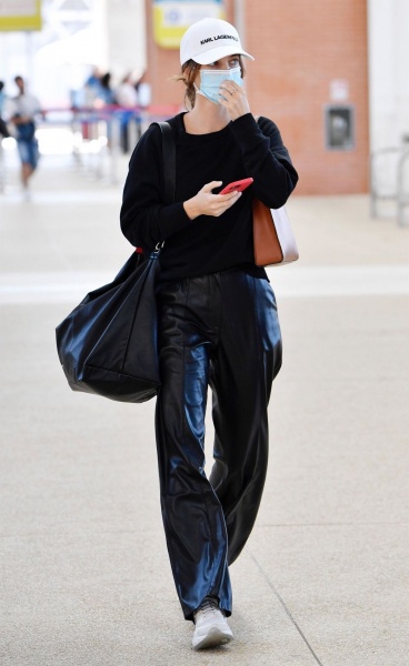 barbara-palvin-arrives-at-venice-airport-for-venice-film-festival-09-01-2021-5_958e88dd62003d999a3205819e49c997.jpg