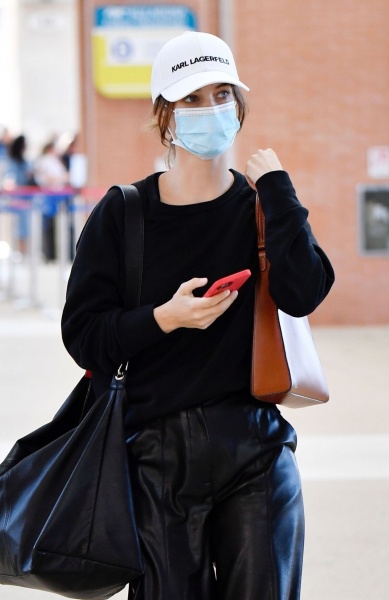 barbara-palvin-arrives-at-venice-airport-for-venice-film-festival-09-01-2021-7_400bd9b81b207f68bbf40aa8b2beb881.jpg